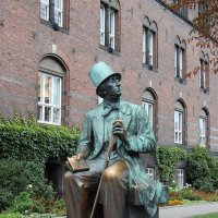 Памятник великому сказочнику — Гансу Христиану Андерсену :: Сергей Сомихин
