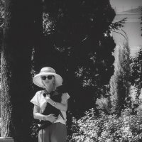 Дама с чёрным котом. (чб) :: Сергей Царёв Дама с чёрным котом. (чб) :: Сергей Царёв