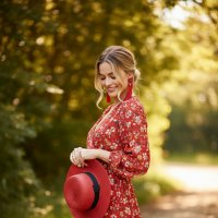 Женщина в красном :: Галина Бочарова