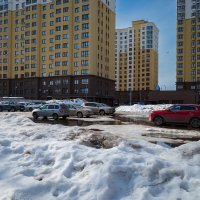 Весна в жилом комплексе :: Александр Синдерёв