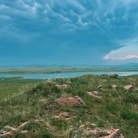 Хакасские просторы: озеро и драматическое небо :: Роман Григорьев