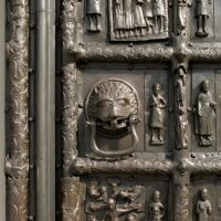 Бронзовые двери в Великом Новгороде (фрагмент) :: Alisia La DEMA