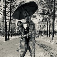 Скульптура влюбленные под зонтом :: Savayr 