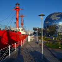 Плавучий маяк "Ирбенский" и павильон "Планета Океан". :: Константин Белоногов