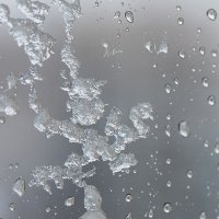 Мокрый снег в апреле на стекле :: Александр Синдерёв