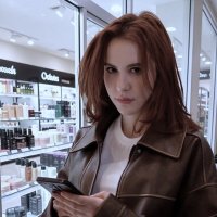 Девушка у магазина :: Марина Кушнарева