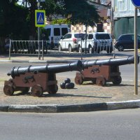 Керчь. Корабельные 6-фунтовые пушки на ул. Пирогова. :: Пётр Чернега