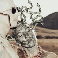 К плечу прижимая счастье своё... :: Ron Nessi 
