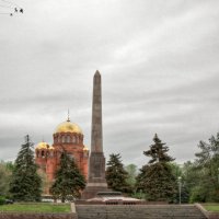Обелиск и братская могила защитников Красного Царицына :: Andrey Lomakin
