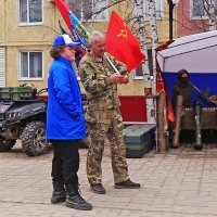 9 мая...На праздник Победы с красным флагом! :: Владимир 