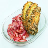 На закуску маринованный крымский лук и зерновой хлеб с куркумой :: Валерий Иванович