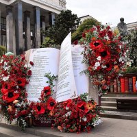 Открытая книга в цветущем саду. :: Татьяна Помогалова