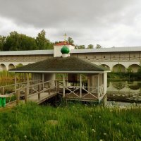 Монастырский двор :: Сергей Кочнев