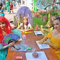За столом в WonderLand :: AngussGrand 