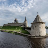 Псков. Вид на Кремль :: Борис Генкин Псков. Вид на Кремль :: Борис Генкин