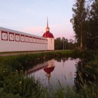 Вечер возле стен монастыря :: Сергей Кочнев