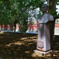 Феодосия. Памятник Николаю Васильевичу Челнокову. :: Пётр Чернега