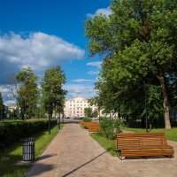 В городском сквере :: Александр Синдерёв