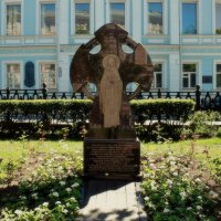Поклонный крест на Рождественском бульваре. :: Татьяна Помогалова