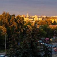 Вечерний свет над городом :: Александр Синдерёв