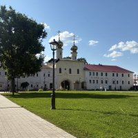 "Святые ворота" с церковью Вознесения и приделом Федора Стратилата...Тихвинский  монастырь :: Наталия Павлова