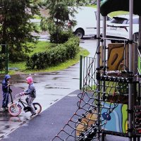 Во дворе им интересно в любую погоду. :: Василий Палий