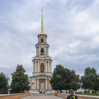 На фоне колокольни кремля :: Сергей Цветков На фоне колокольни кремля :: Сергей Цветков