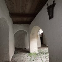 Внутренний двор средневекового замка. :: Геннадий Порохов