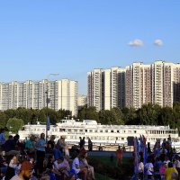 Участники и зрители собираются на Фестиваль красок. :: Татьяна Помогалова