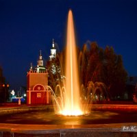 У вечернего фонтана. :: Михаил К