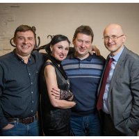 «Друзья». Групповой портрет с одним источником освещения в стиле Энни Лейбовиц.