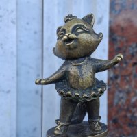 Кошечка Бусинка в пуантах у Марийского театра оперы и балета