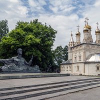 Храм,памятник и мальчик с телефоном