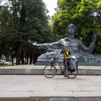 а затем мальчик слез с памятника и сделал несколько снимков мне на память :: Сергей Цветков а затем мальчик слез с памятника и сделал несколько снимков мне на память :: Сергей Цветков