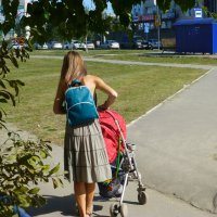 Июль...Юная мама с коляской в сквере! :: Владимир 