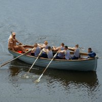 С ними дядька их морской...