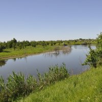 У реки.
