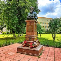 Памятник Валентину Феликсовичу Войно-Ясенецкому - святителю Луке Крымскому :: Виктор Мухин Памятник Валентину Феликсовичу Войно-Ясенецкому - святителю Луке Крымскому :: Виктор Мухин