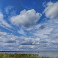 Под тихий плеск озёрных волн так сладко грезить о высоком... :: Дмитрий Костоусов
