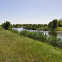 У реки.