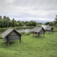 Амбары на сваях в Суздале