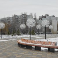 март
