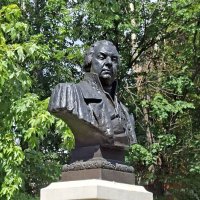 Бюст М.И. Кутузова у бывшей Кутузовской Избы :: ИРЭН@ . Бюст М.И. Кутузова у бывшей Кутузовской Избы :: ИРЭН@ .