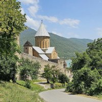 Крепость Ананури Историческая цитадель находится на Военно-Грузинской дороге