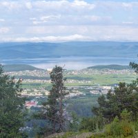 На вершине Ильменского хребта. Вид на город Миасс, поселок и озеро Тургояк. (панорама)