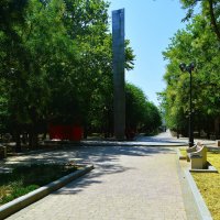 Феодосия. На аллее Комсомольского парка в жаркий летний полдень. :: Пётр Чернега