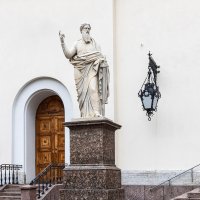 Взирая на мирскую суету