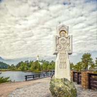 Памятный крест у часовни Всех Святых Валаамских.