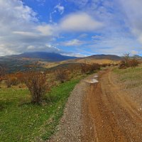 Склоны горы Демерджи, слева - массив Чатыр-Даг.