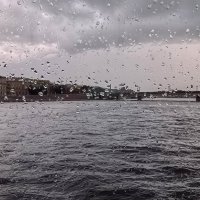 Нева в дождь.